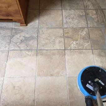 Limpieza de piso de loseta